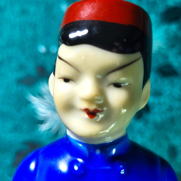 Vintage Porcelain hand painted Asian Man in traditional outfit 7" figurine - Picture 6 of 8